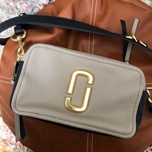 Marc Jacobs Softshot 21 in “cement multi” color.